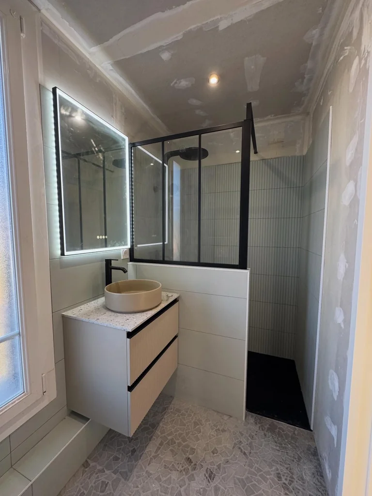 Salle de bain CASALUX avec douche et meuble vasque