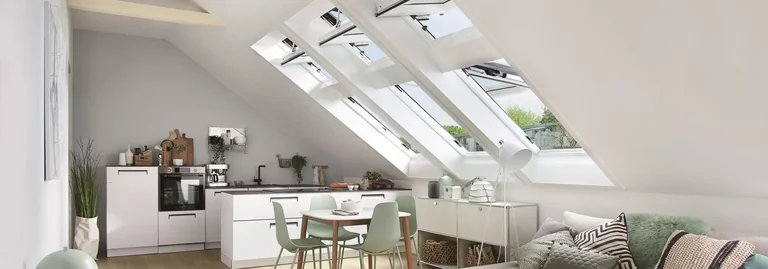 Pièce aménagée sous toiture avec fenêtres ROTO