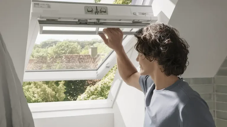 Ouverture d’une fenêtre VELUX à rotation par la barre supérieure
